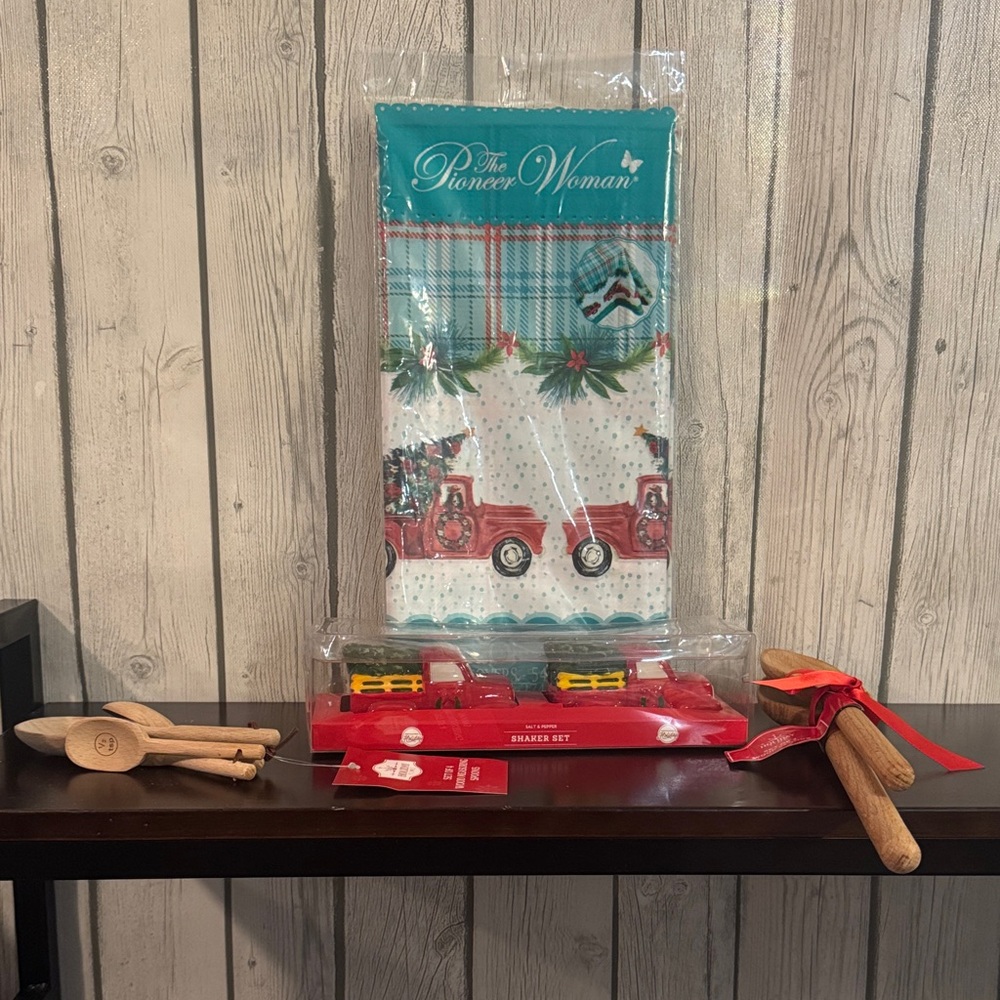 The Pioneer Woman  Christmas-themed plastic table covers + wooden utensils Sets